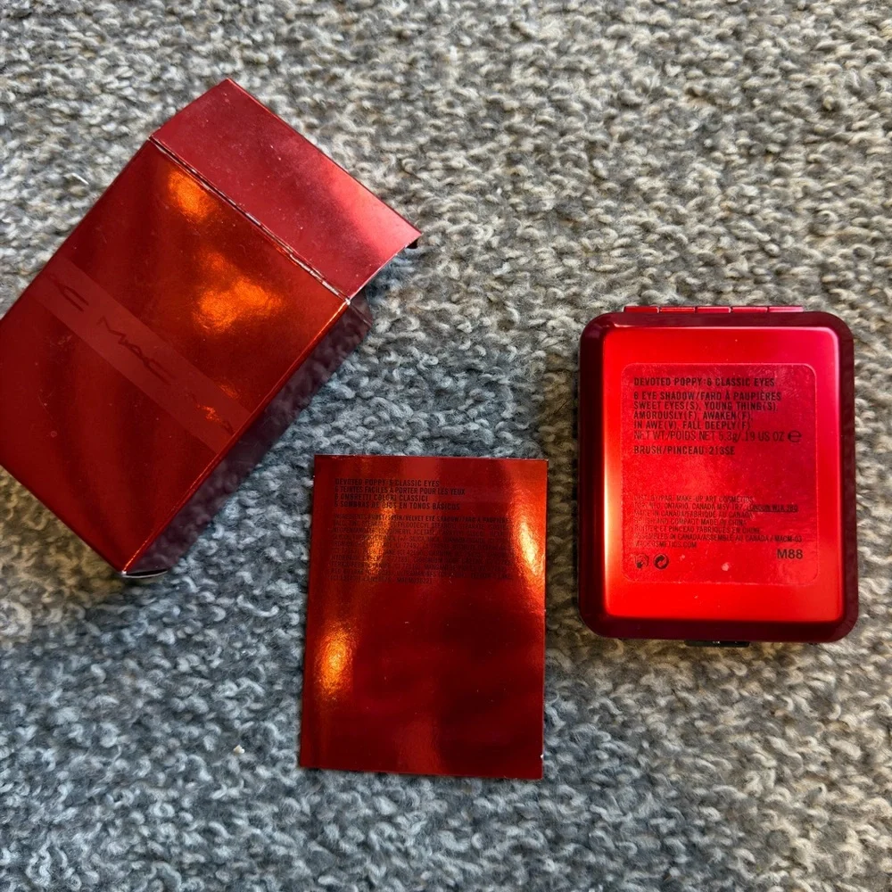 BNIB Devoted Poppy Palette | MAC - Picture 3 of 6